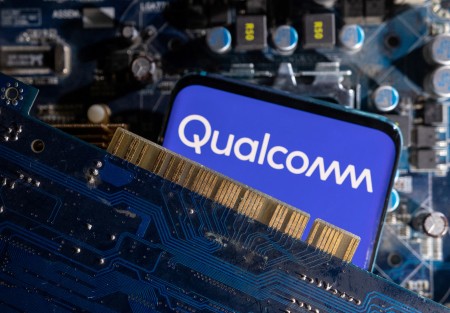 Qualcomm forecasts quarterly revenue above estimates on smartphone strength