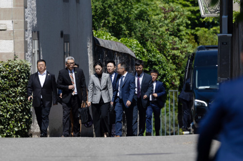 US and Chinese officials to resume talks to ease trade war on Sunday