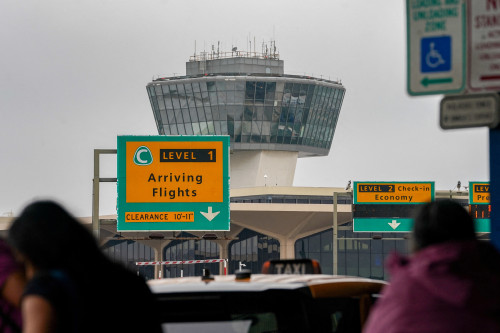 US FAA to announce temporary flight cuts at Newark after airline meetings