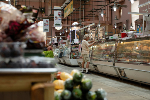 US retail sales fall sharply in May