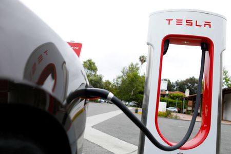 Washington state plans to mandate Tesla’s charging plug -official